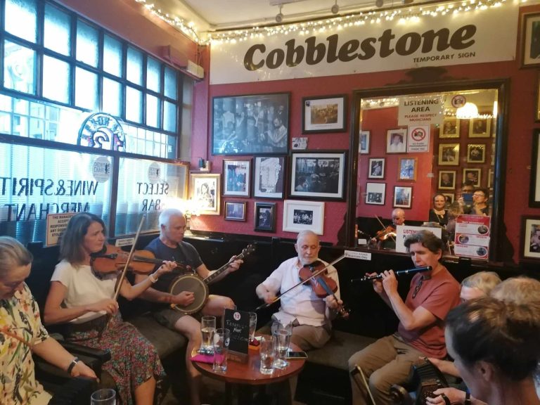 Cobblestone_Irish pub in Dublin