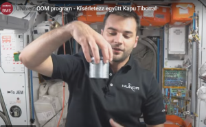 A BME a HUNOR Magyar Űrhajós Programprogramhoz kapcsolódó oktatási projekt keretében együttműködési lehetőséget hirdetett középiskolák számára “UNIverZOOM – Kísérletezz velünk!” fizikai kísérletek Földön és Űrben témában. Iskolánk sikeresen csatlakozott a projekthez