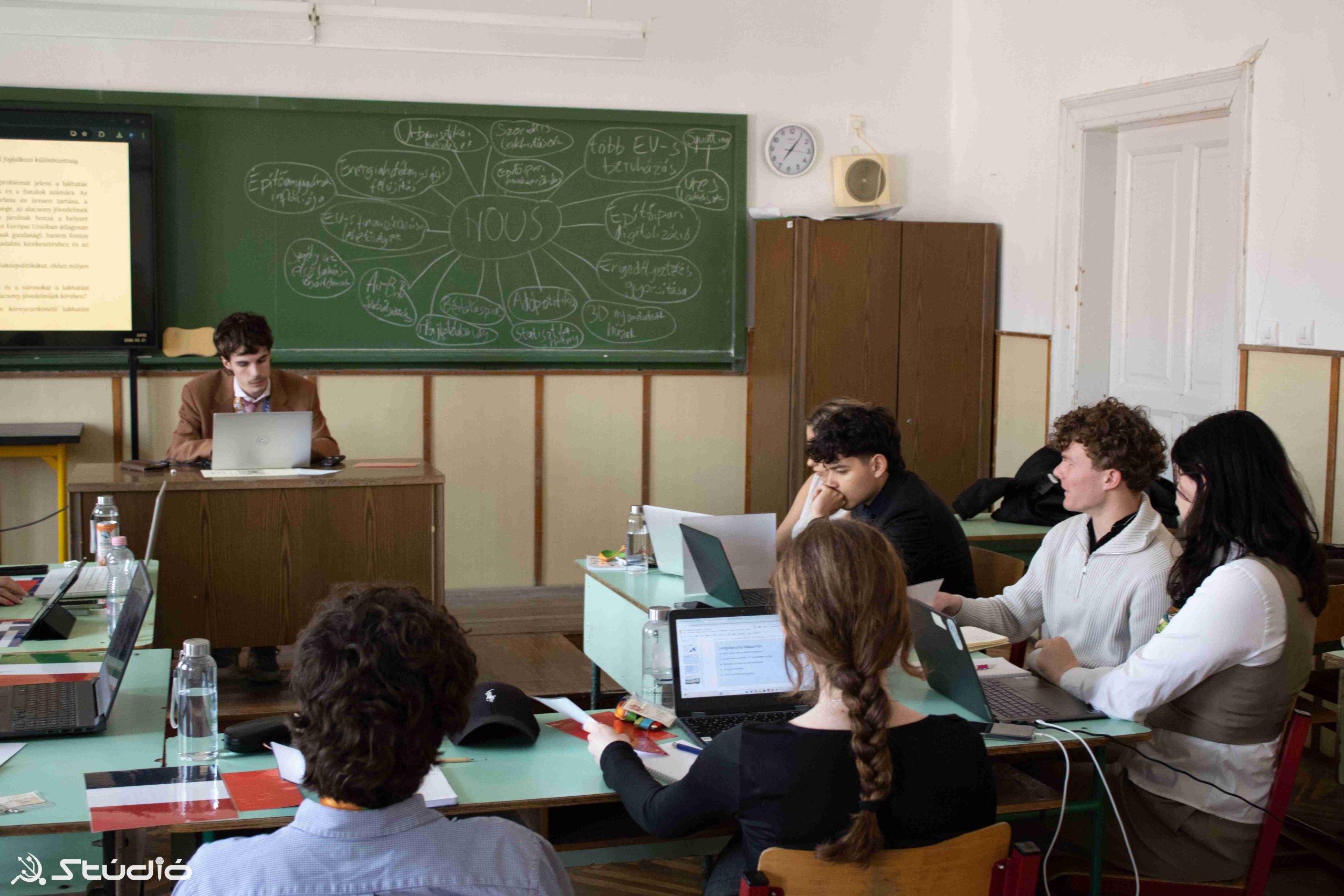 Munkában a HOUS bizottság.