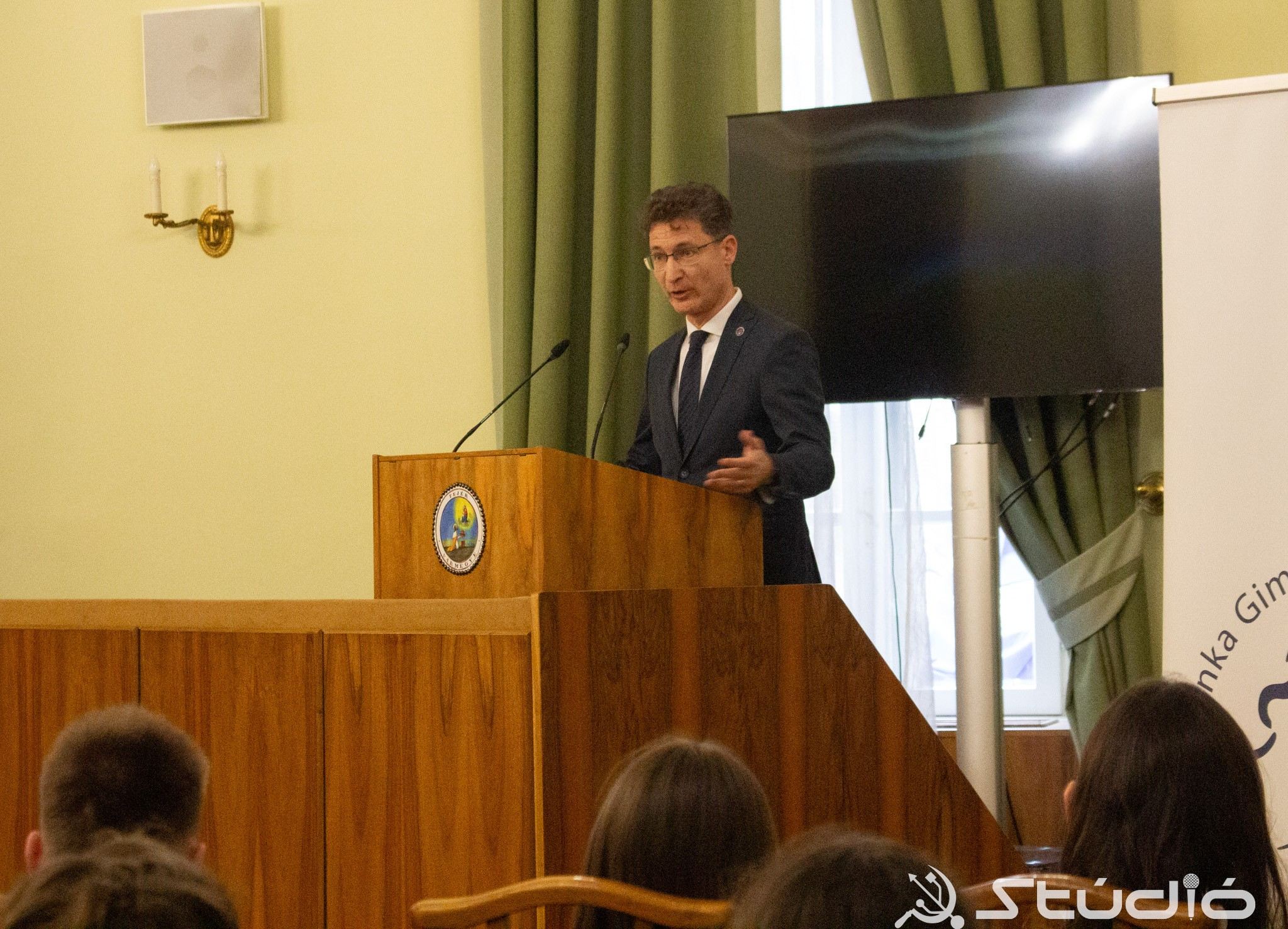 Dr. Cser-Palkovics András, Székesfehérvár polgármestere, jubileumi évünk fővédnöke köszönti a résztvevő fiatalokat.